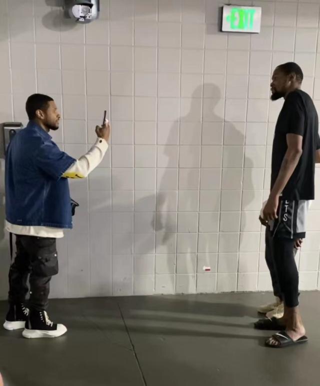 V体育APP-【现场】KD生涯新高难阻失利 亚瑟小子更衣室送安慰