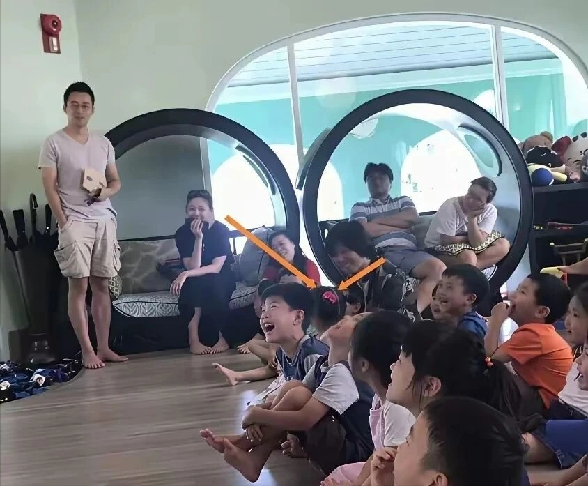 V体育-大s去小玥儿学校照曝光！一脸慈母样好温柔，和小杨阿姨相处融洽