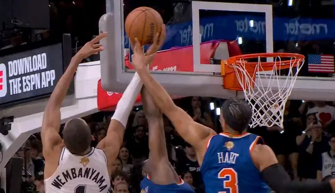 V体育下载-哈特争抢篮板被吹犯规，个人出现第5次犯规被换下场